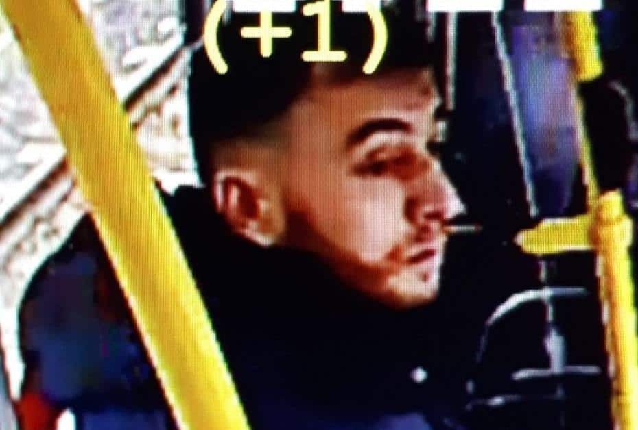 Gökmen Tanis, waana 37 sano jira ku dhashay dalka Turkiga oo dalka Holland ku noolaa. Wuxuu dilay 3 qof isagoo dhaawacay 9 kale.