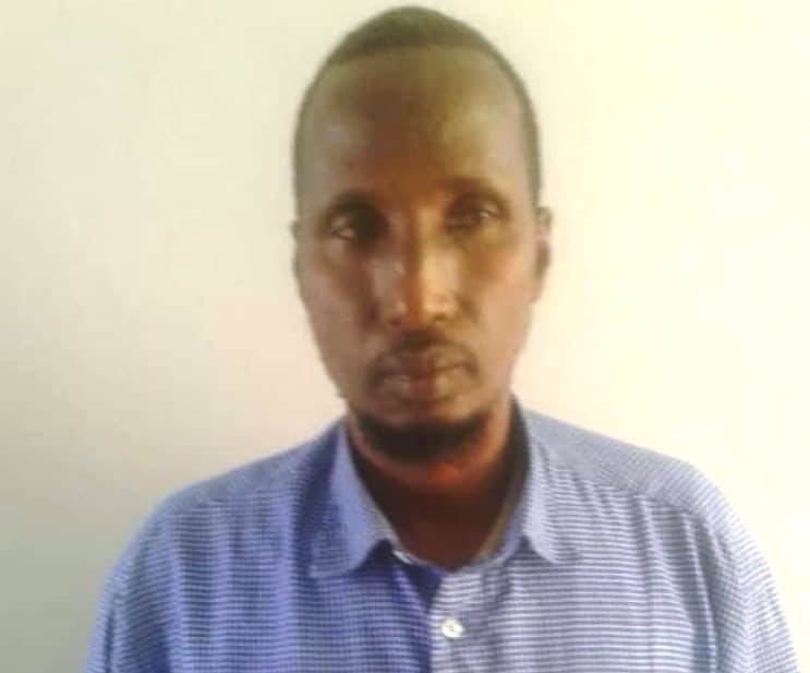 Sarkaal Sare oo Alshabab ka tirsanaa oo isu dhiibay Dowladda Somalia iyo Diyaarad lagu geeyay Muqdisho.