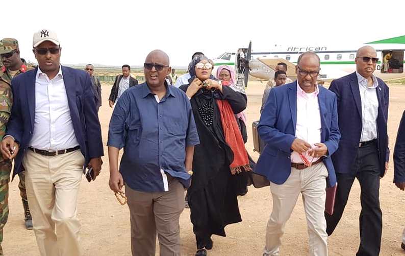 Wasiir Goodax & xildhibaanno kasoo jeeda Hiiraan oo Beledweyne u tegay xalinta khilaafka ka dhashay..