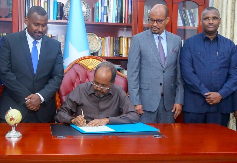 Madaxweyne Xasan Sheekh oo Saxiixay Sharcigii Hay’adda NISA iyo Sharciyo kale