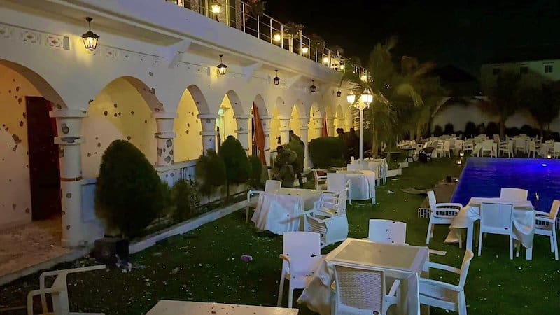 Weerarkii Alshabaab ee Hotelka Pearl Beach oo lasoo afjaray iyo Qasaaraha oo..